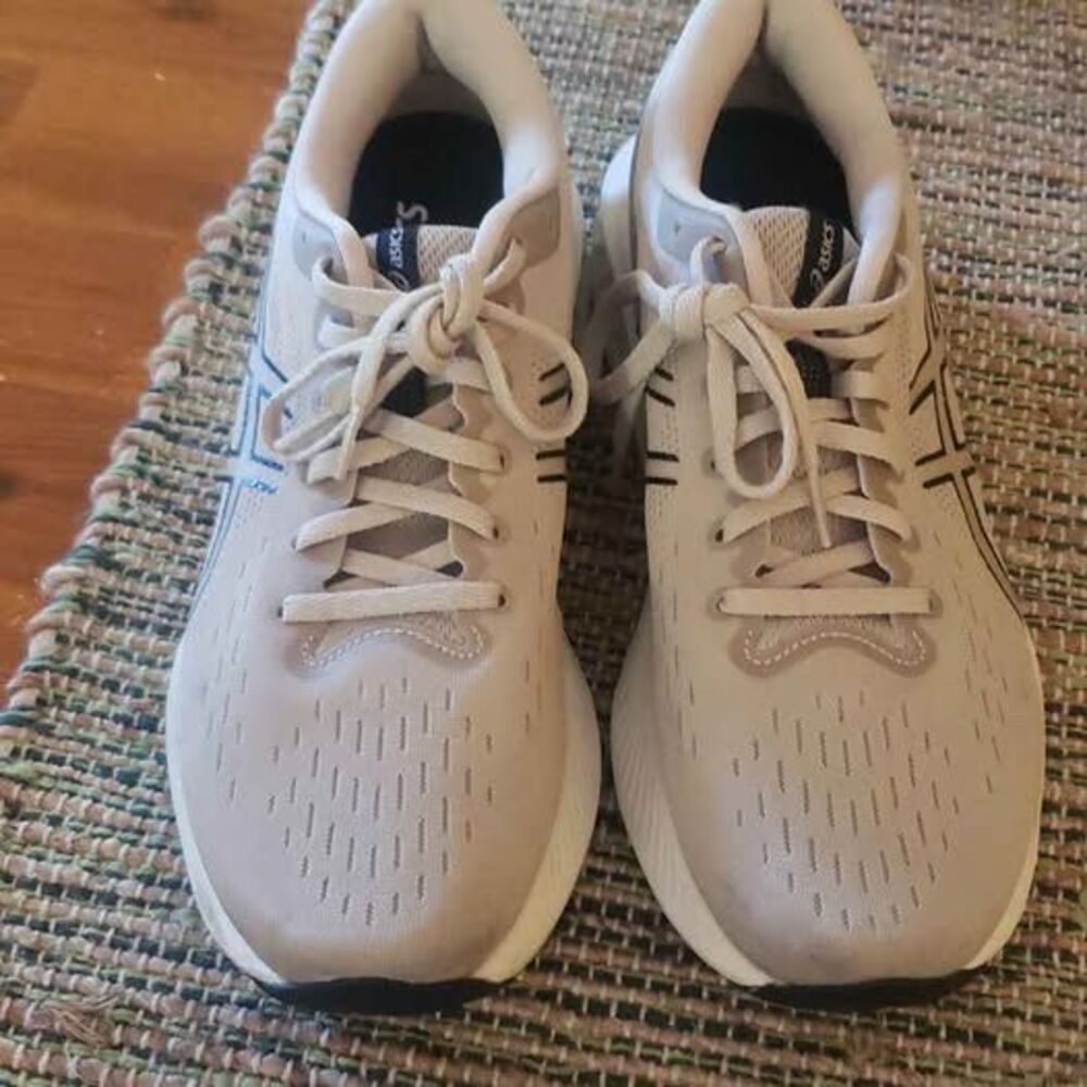 ASICS light beige running shoes with Amplifoam